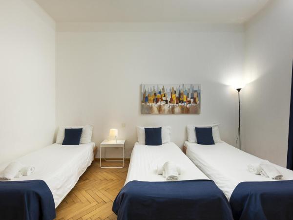 GuestHouse Lugano Center by LR : photo 3 de la chambre chambre triple classique