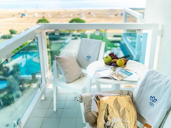 Majestic Beach Hotel & Wellness : photo 1 de la chambre chambre double ou lits jumeaux confort - vue latérale sur mer