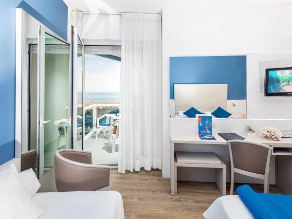 Majestic Beach Hotel & Wellness : photo 4 de la chambre chambre triple confort - vue latérale sur mer