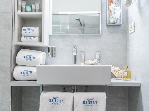 Majestic Beach Hotel & Wellness : photo 3 de la chambre chambre double ou lits jumeaux supérieure avec vue latérale sur la mer