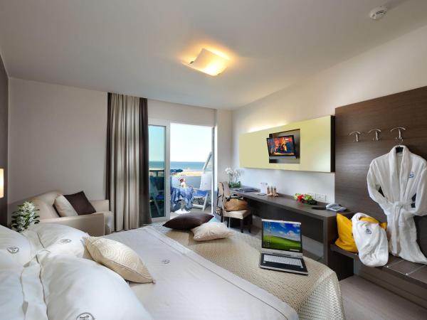 Majestic Beach Hotel & Wellness : photo 5 de la chambre chambre double ou lits jumeaux supérieure avec vue latérale sur la mer