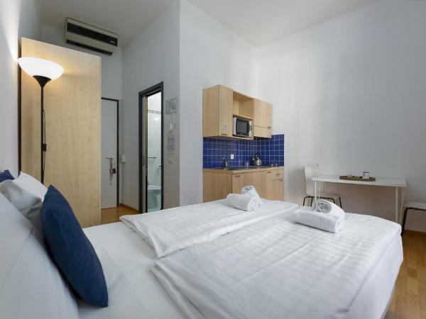GuestHouse Lugano Center by LR : photo 2 de la chambre chambre double lit queen-size - vue sur lac