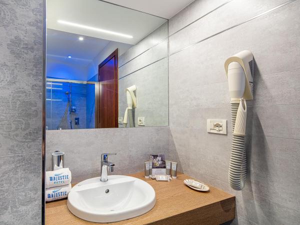 Majestic Beach Hotel & Wellness : photo 4 de la chambre chambre triple supérieure avec vue latérale sur la mer