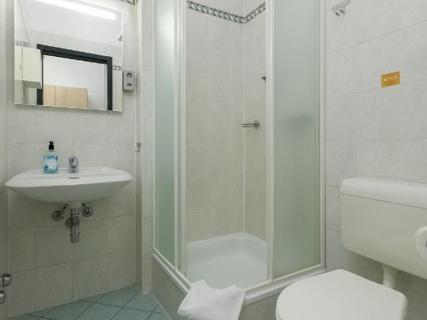 GuestHouse Lugano Center by LR : photo 5 de la chambre chambre triple classique