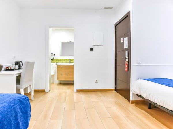 Laramond Barcelona Rooms : photo 4 de la chambre chambre triple avec salle de bains privative