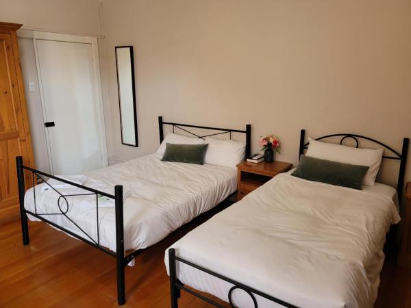 Burwood Bed and Breakfast : photo 1 de la chambre chambre familiale avec salle de bains privative