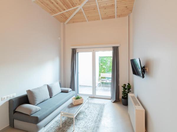 Ether Loft Suites : photo 3 de la chambre suite loft avec terrasse - loft jaune