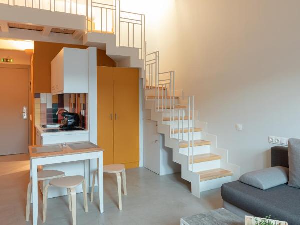 Ether Loft Suites : photo 2 de la chambre suite loft avec terrasse - loft jaune