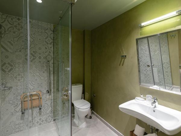 Ether Loft Suites : photo 1 de la chambre suite loft avec terrasse - loft rouge feu