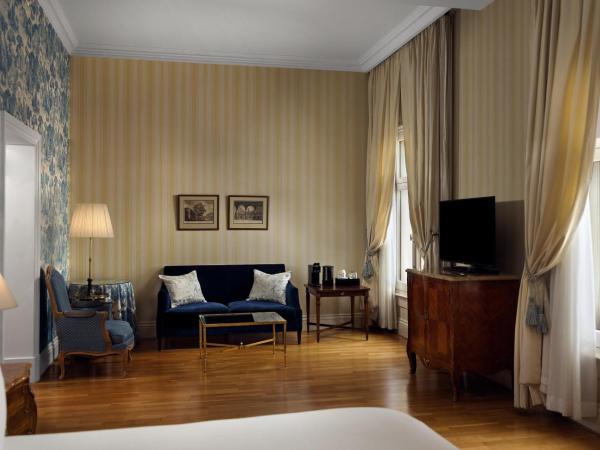 InterContinental Amstel Amsterdam, an IHG Hotel : photo 8 de la chambre suite junior avec lit king-size et vue sur la rivière