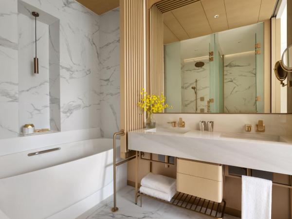 The Silveri Hong Kong - MGallery : photo 8 de la chambre pool terrace suite - 1 king size bed, lounge access, private terrace with plunge pool