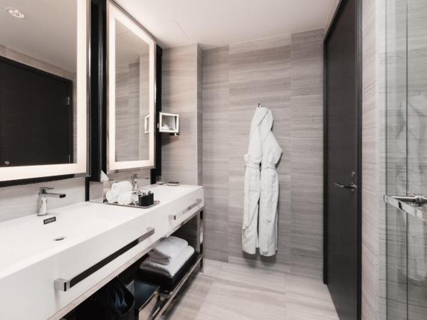 Paradox Hotel Vancouver : photo 2 de la chambre hébergement lit king-size cityscape