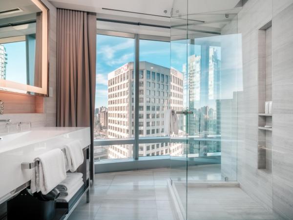 Paradox Hotel Vancouver : photo 1 de la chambre hébergement lit king-size cityscape