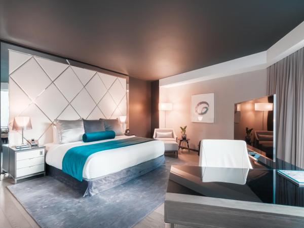 Paradox Hotel Vancouver : photo 1 de la chambre chambre lit king-size paradox avec baignoire spa