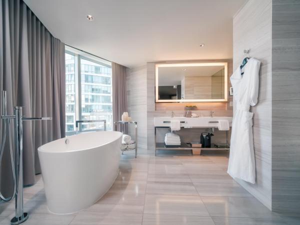 Paradox Hotel Vancouver : photo 3 de la chambre hébergement lit king-paradox signature avec balcon et baignoire spa