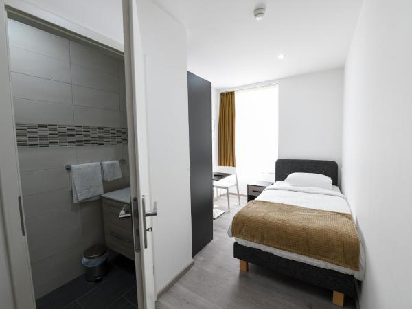 Hotel de France : photo 1 de la chambre chambre simple avec toilettes communes