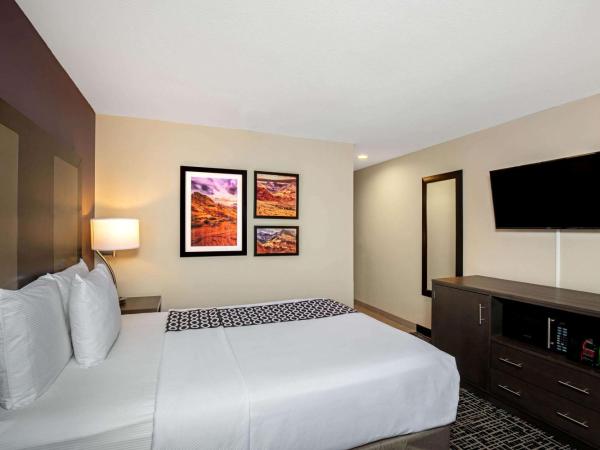 La Quinta Inn & Suites by Wyndham Las Vegas Nellis : photo 1 de la chambre chambre lit king-size deluxe