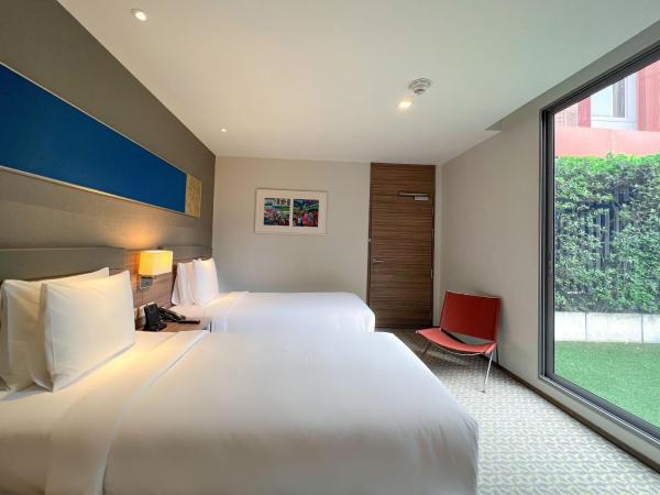 Holiday Inn Express Bangkok Sathorn, an IHG Hotel : photo 4 de la chambre chambre lits jumeaux accessible aux personnes à mobilité réduite avec balcon