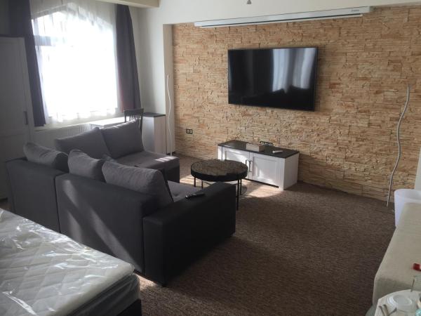 Vulkán Wellness Panzió : photo 9 de la chambre suite lit king-size avec balcon