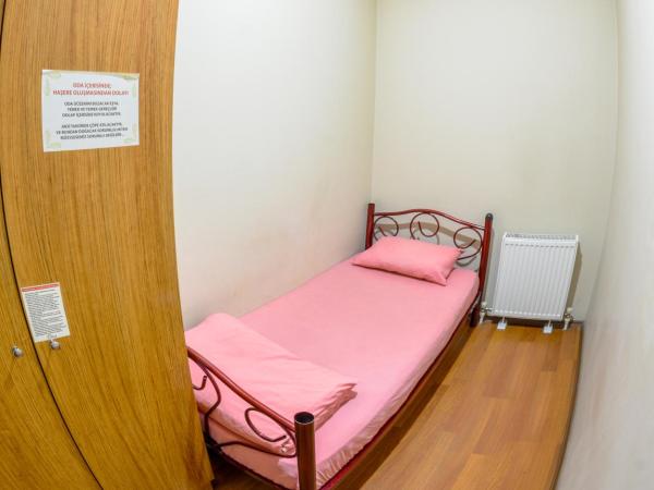 Gökçe Pansiyon - Only men : photo 2 de la chambre chambre simple standard avec salle de bains commune