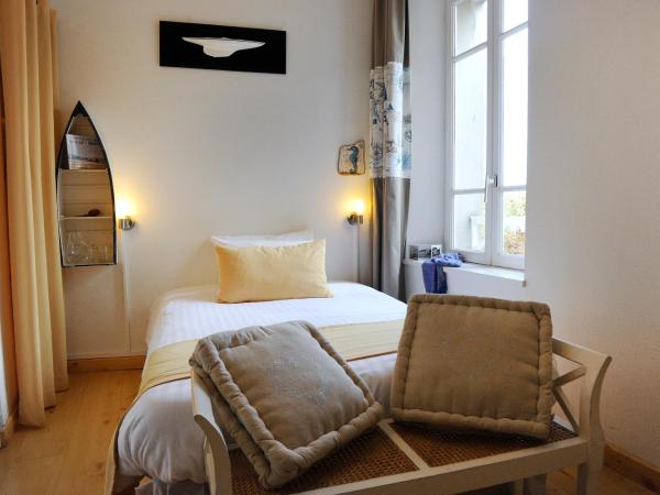 Hôtel Aux Tamaris - Vue Mer : photo 1 de la chambre chambre lits jumeaux standard - vue sur ville
