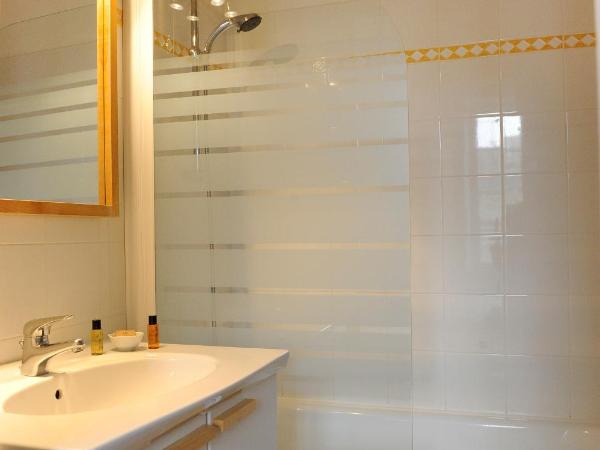 Hôtel Aux Tamaris - Vue Mer : photo 3 de la chambre chambre lits jumeaux standard - vue sur ville