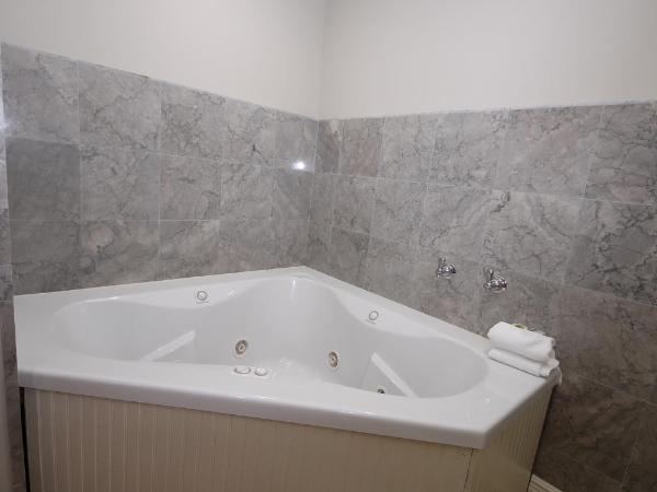 Hyde Park Hotel : photo 1 de la chambre chambre lit king-size avec baignoire spa