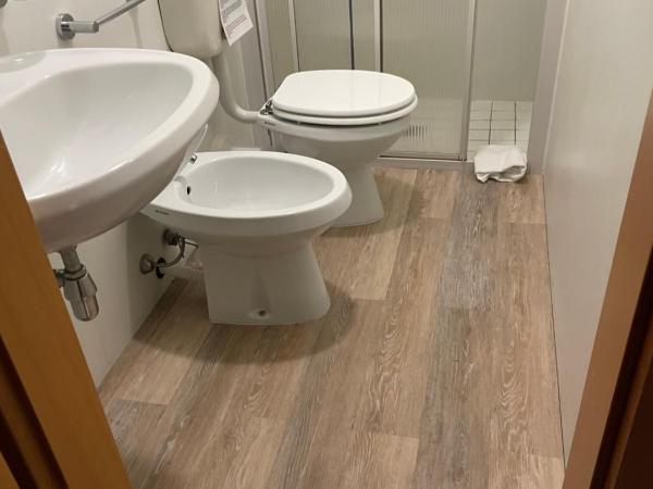 Domus La Foce Hotel Self check in : photo 5 de la chambre chambre triple avec salle de bains privative