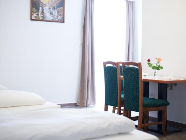 Cáfe 168 : photo 2 de la chambre chambre triple avec balcon