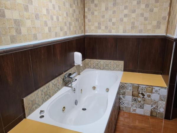 Hostal Avenida Andalucia : photo 2 de la chambre chambre double Économique avec baignoire spa