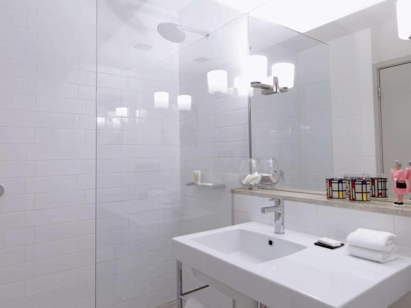QT Canberra : photo 4 de la chambre chambre lit king-size qt