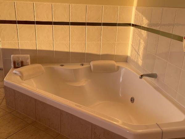 Chantillys Motor Lodge : photo 9 de la chambre suite deluxe avec baignoire spa