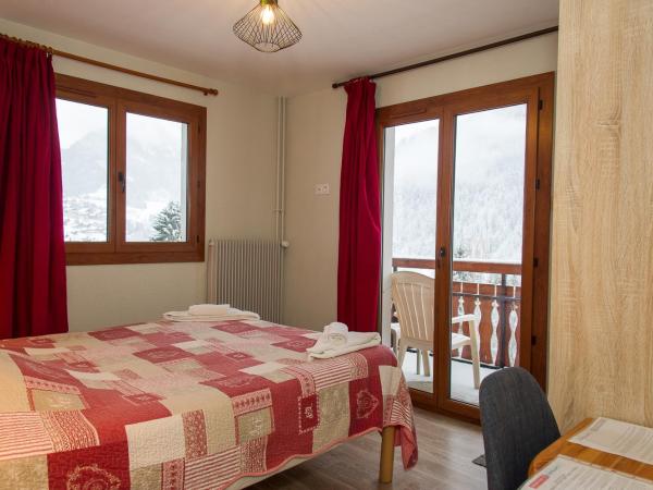 Gîte Châtel : photo 1 de la chambre chambre double - vue sur montagne