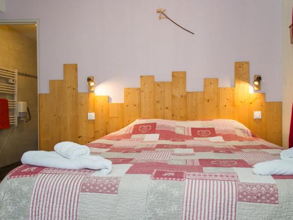 Gîte Châtel : photo 2 de la chambre chambre double - vue sur montagne