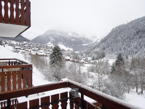Gîte Châtel : photo 3 de la chambre chambre double - vue sur montagne