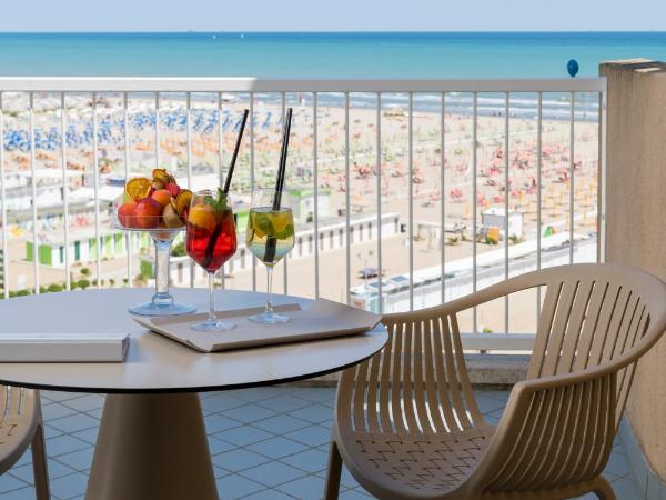 Savoia Hotel Rimini : photo 1 de la chambre chambre triple deluxe avec vue sur mer et accès au spa