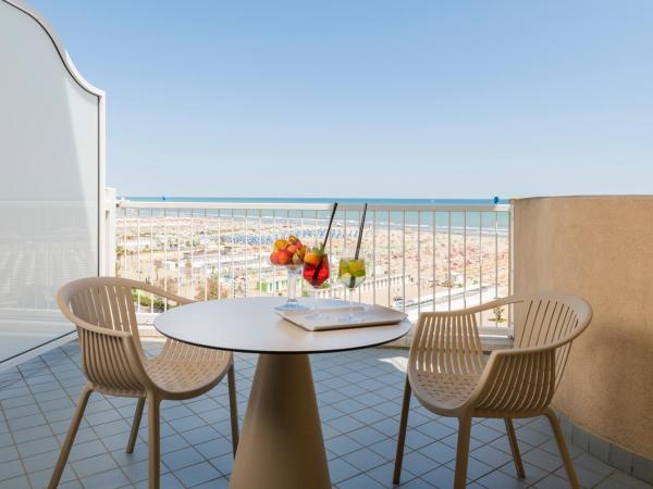 Savoia Hotel Rimini : photo 9 de la chambre chambre triple deluxe avec vue sur mer et accès au spa