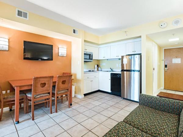 Ocean Sands Resort, Oceanfront, Virginia Beach by Vacatia : photo 10 de la chambre suite avec balcon