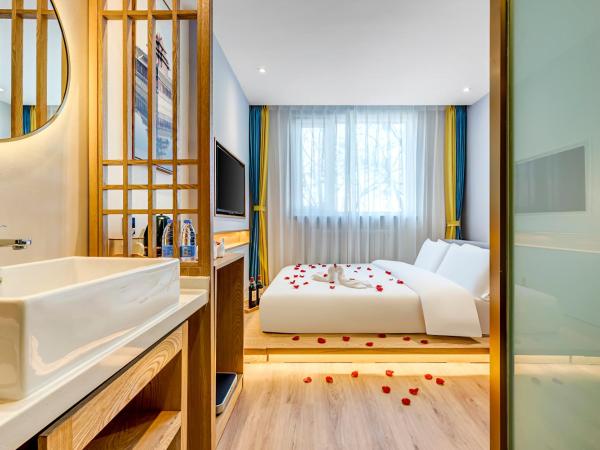 Happy Dragon Universal Vacation Hotel - close to Universal Studio and Wanda Plaza,free pick up to the studio,Free Coffee,Laundry : photo 7 de la chambre sunshine tatami queen room 