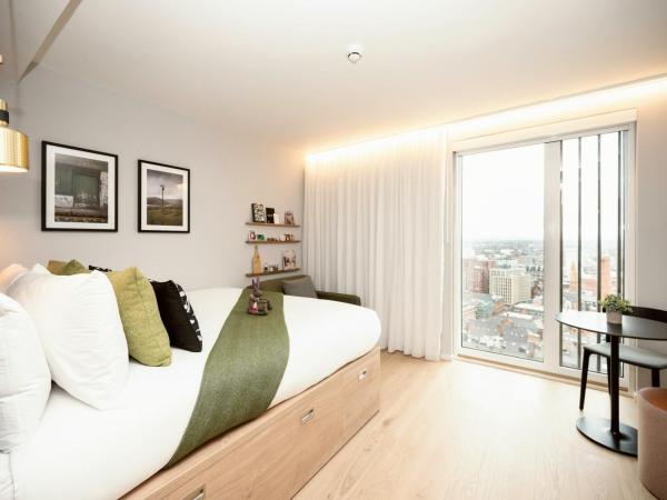 Wilde Aparthotels Manchester St. Peters Square : photo 1 de la chambre wilde studio sleeps 3 with a city view