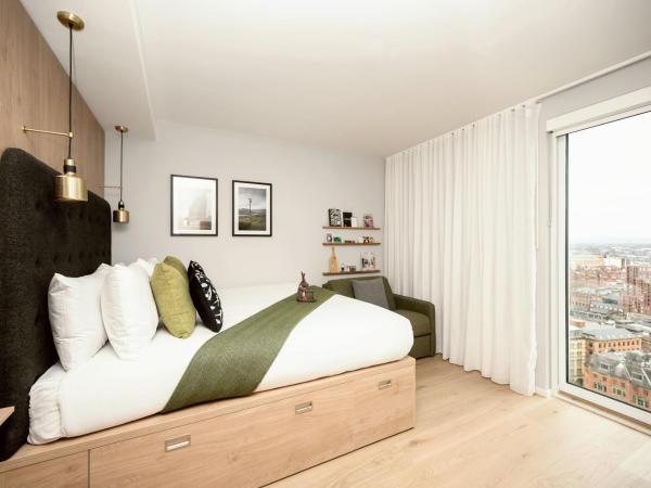 Wilde Aparthotels Manchester St. Peters Square : photo 3 de la chambre wilde studio sleeps 3 with a city view