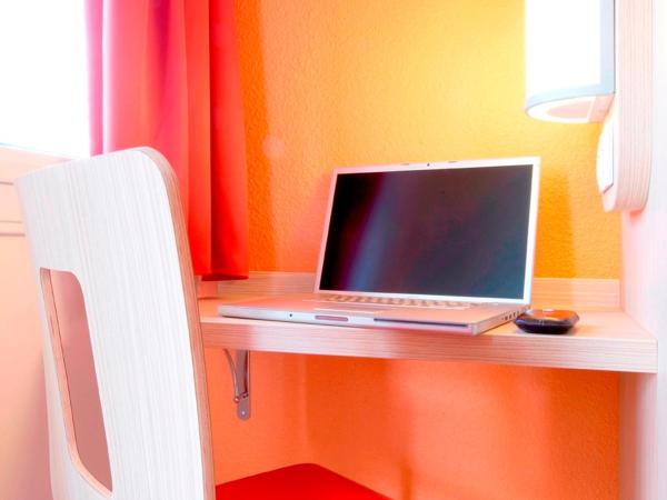 Premiere Classe Besancon Ecole Valentin : photo 7 de la chambre chambre triple (1 lit double et 1 lit simple)