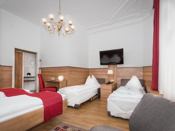 Pension Neuer Markt : photo 2 de la chambre chambre familiale confort - vue sur la ville