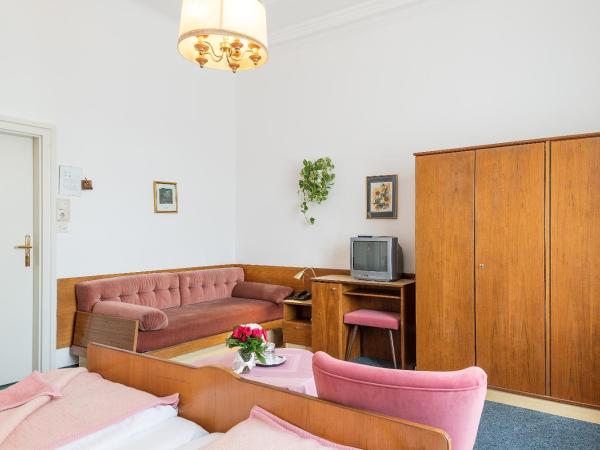 Pension Neuer Markt : photo 2 de la chambre chambre triple classique avec vue sur ville