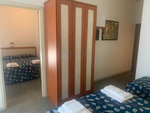 Hotel Montmartre : photo 8 de la chambre chambre sextuple - vue latérale sur mer