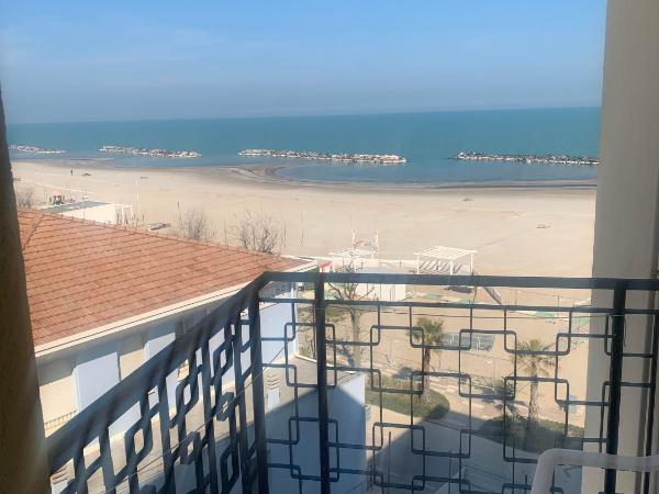 Hotel Montmartre : photo 9 de la chambre chambre sextuple - vue latérale sur mer