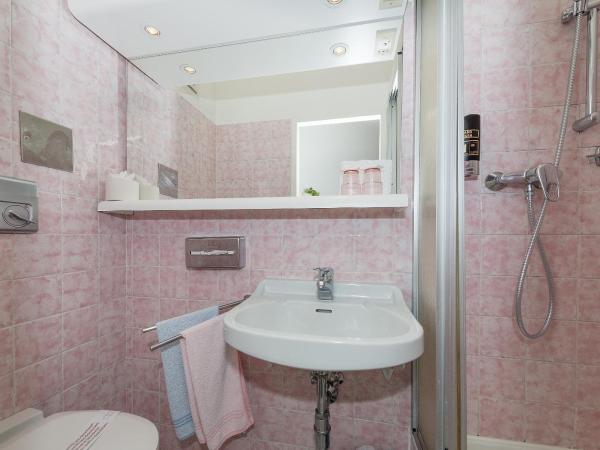 Pension Neuer Markt : photo 5 de la chambre chambre triple classique avec vue sur ville