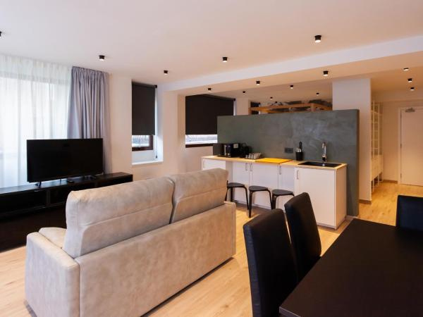 Welldone Sierpes Boutique : photo 3 de la chambre suite lit king-size avec baignoire spa