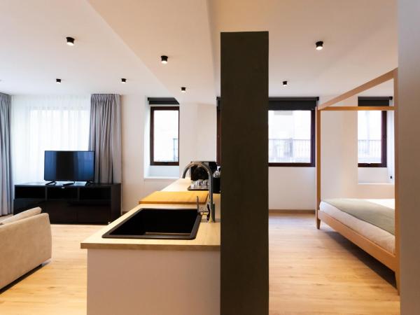 Welldone Sierpes Boutique : photo 6 de la chambre suite lit king-size avec baignoire spa