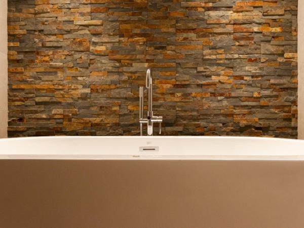 Welldone Sierpes Boutique : photo 9 de la chambre suite lit king-size avec baignoire spa